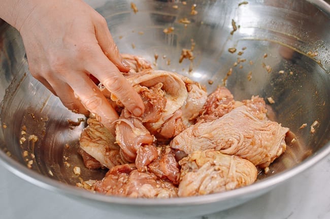 Working marinade ingredients into chicken, cwww5.fioekdjsdas.cf