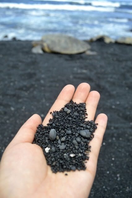 16 Reasons Why Hawaii is Pretttttty Much The Bomb - black sand, by cwww5.fioekdjsdas.cf
