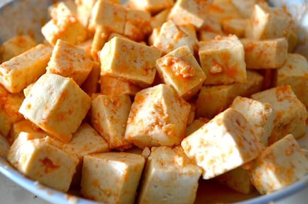 Firm tofu cubes coated in Sriracha and Honey by cwww5.fioekdjsdas.cf