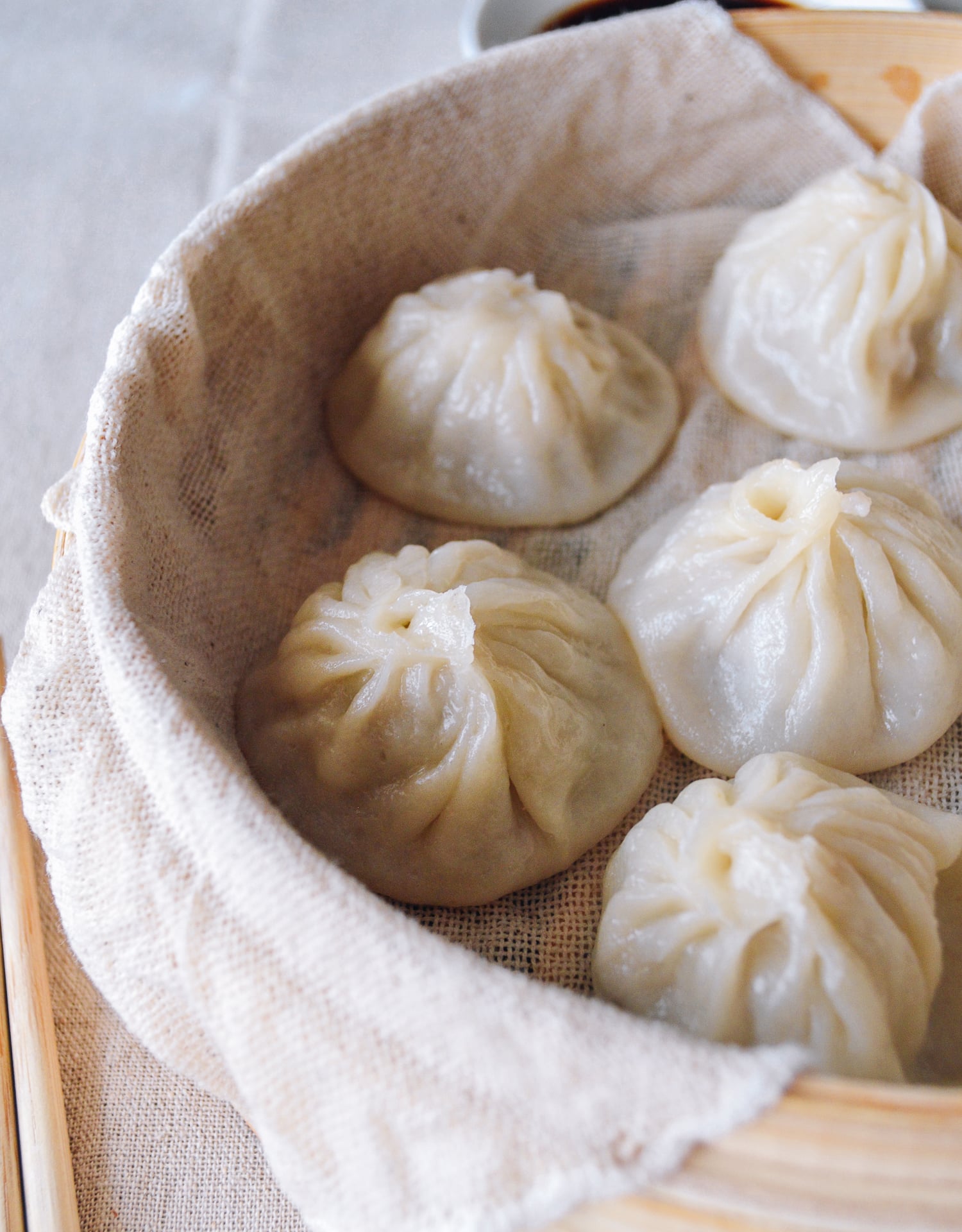 Dipping xiaolongbao into black vinegar and ginger, by cwww5.fioekdjsdas.cf