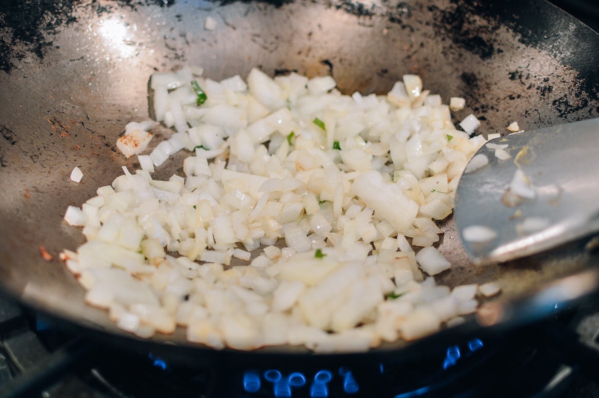 Stir-frying chopped onions in wok, cwww5.fioekdjsdas.cf