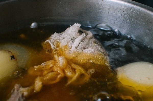 Aromatics tied in cheesecloth in broth, by cwww5.fioekdjsdas.cf