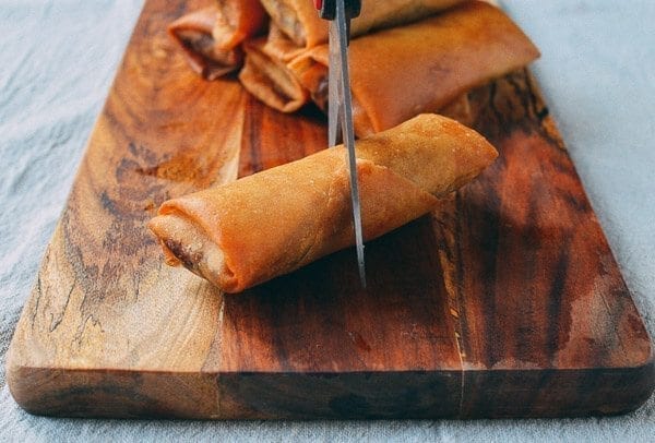Cutting spring roll in half with scissors, cwww5.fioekdjsdas.cf