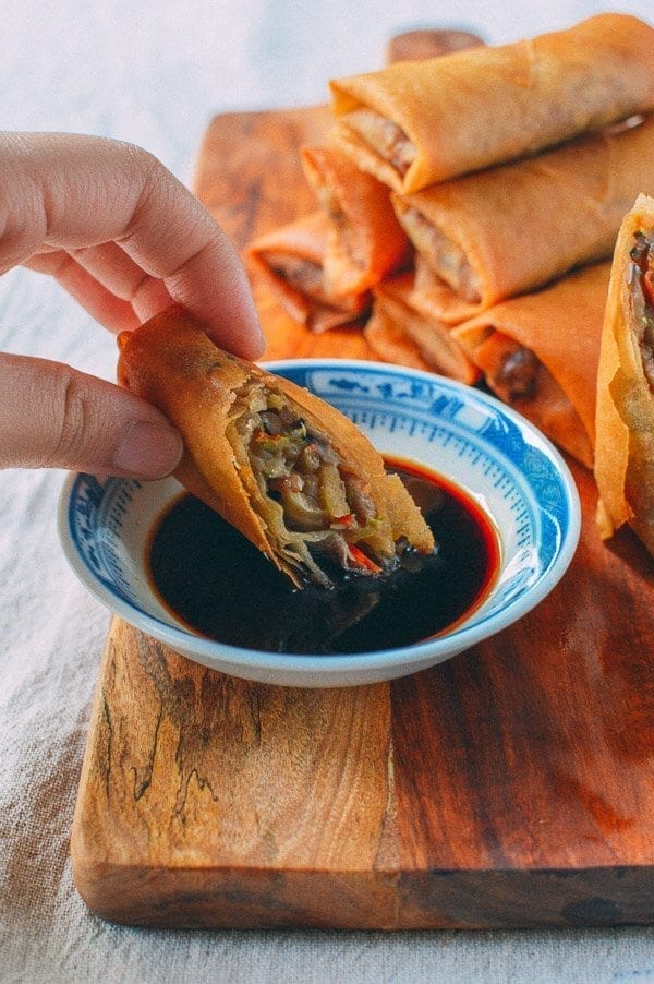 Dipping spring roll in sauce, cwww5.fioekdjsdas.cf