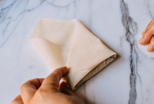 Folding a spring roll, by cwww5.fioekdjsdas.cf