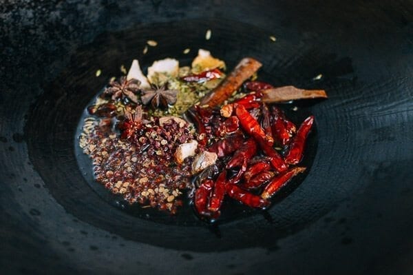 Sichuan peppercorns and other aromatics infusing oil, cwww5.fioekdjsdas.cf