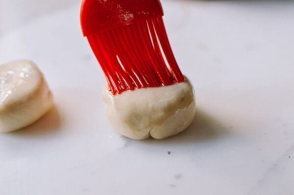 Brushing dough with oil, by cwww5.fioekdjsdas.cf