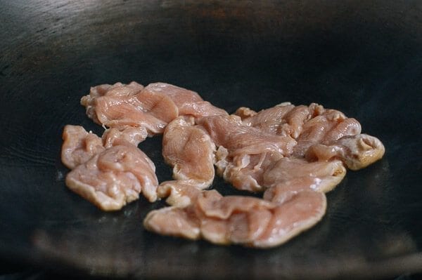 Searing Sliced Chicken in Wok, cwww5.fioekdjsdas.cf