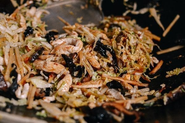 Stir-frying chicken with vegetables in wok, by cwww5.fioekdjsdas.cf