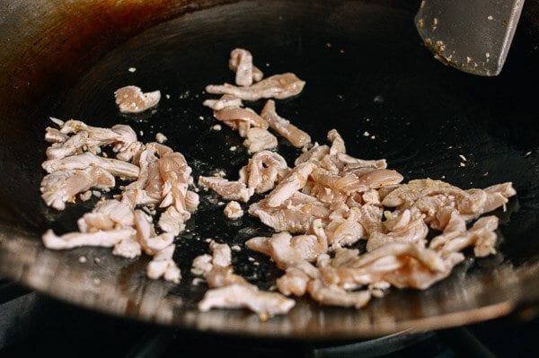 Stir-frying shredded chicken in wok, by cwww5.fioekdjsdas.cf