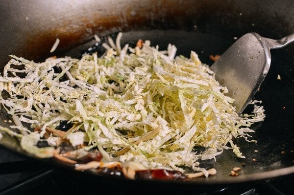Adding shredded cabbage to wok, by cwww5.fioekdjsdas.cf