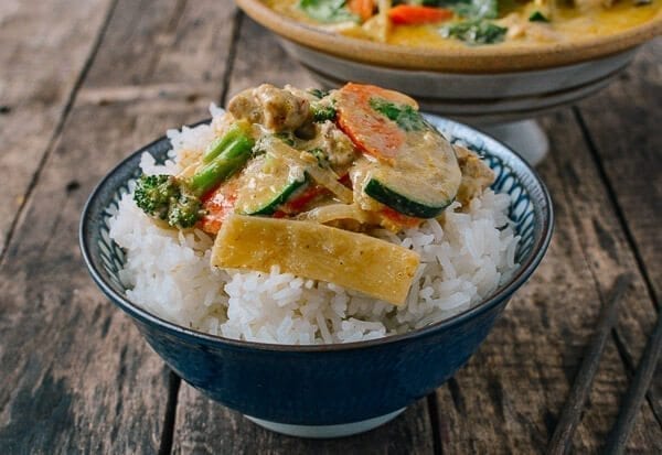 Green Curry Chicken over bowl of rice, by cwww5.fioekdjsdas.cf