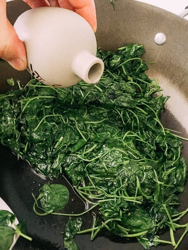 Sautéed Edible Clover (Chao Tou - 炒头) - bai jiu poruing into clover and wok, by cwww5.fioekdjsdas.cf