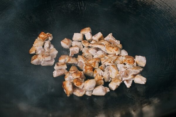 Seared chicken cubes in wok, cwww5.fioekdjsdas.cf