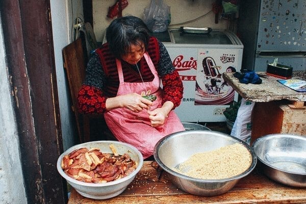 lady wrapping zongzi  by cwww5.fioekdjsdas.cf