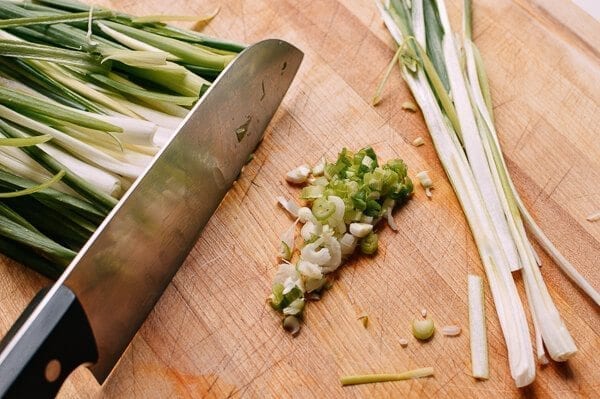 scallions on a cutting board, by cwww5.fioekdjsdas.cf