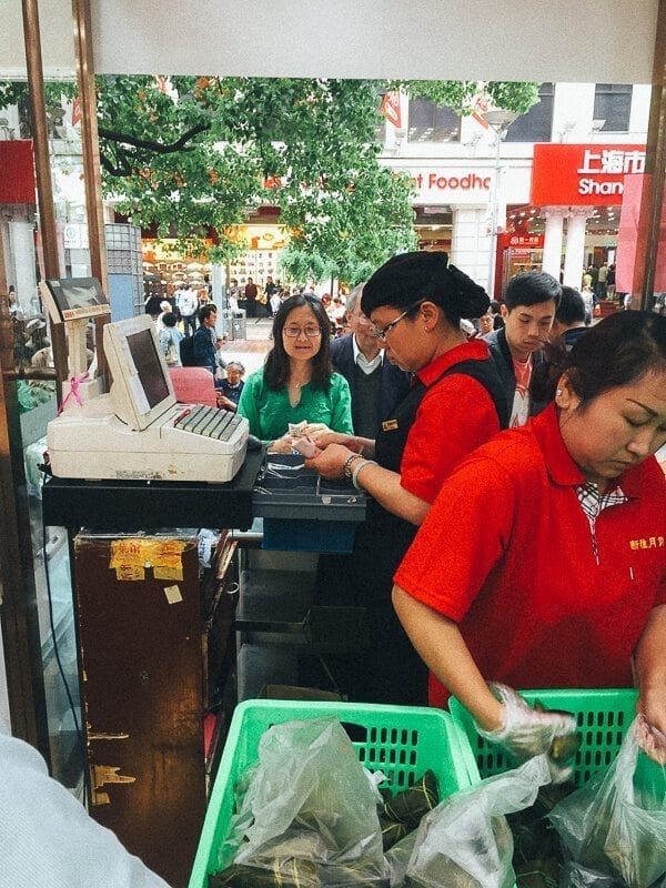 Judy paying for zongzi in Shanghai  by cwww5.fioekdjsdas.cf
