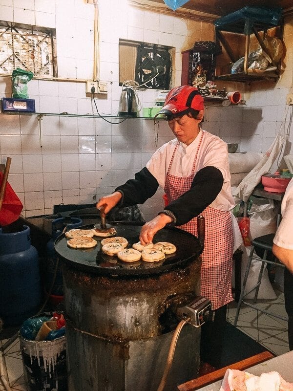 woman frying Shanghai Scallion Pancakes by cwww5.fioekdjsdas.cf
