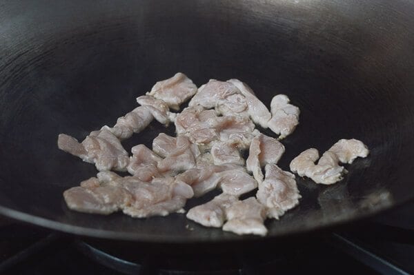 Searing chicken slices in a wok, by cwww5.fioekdjsdas.cf