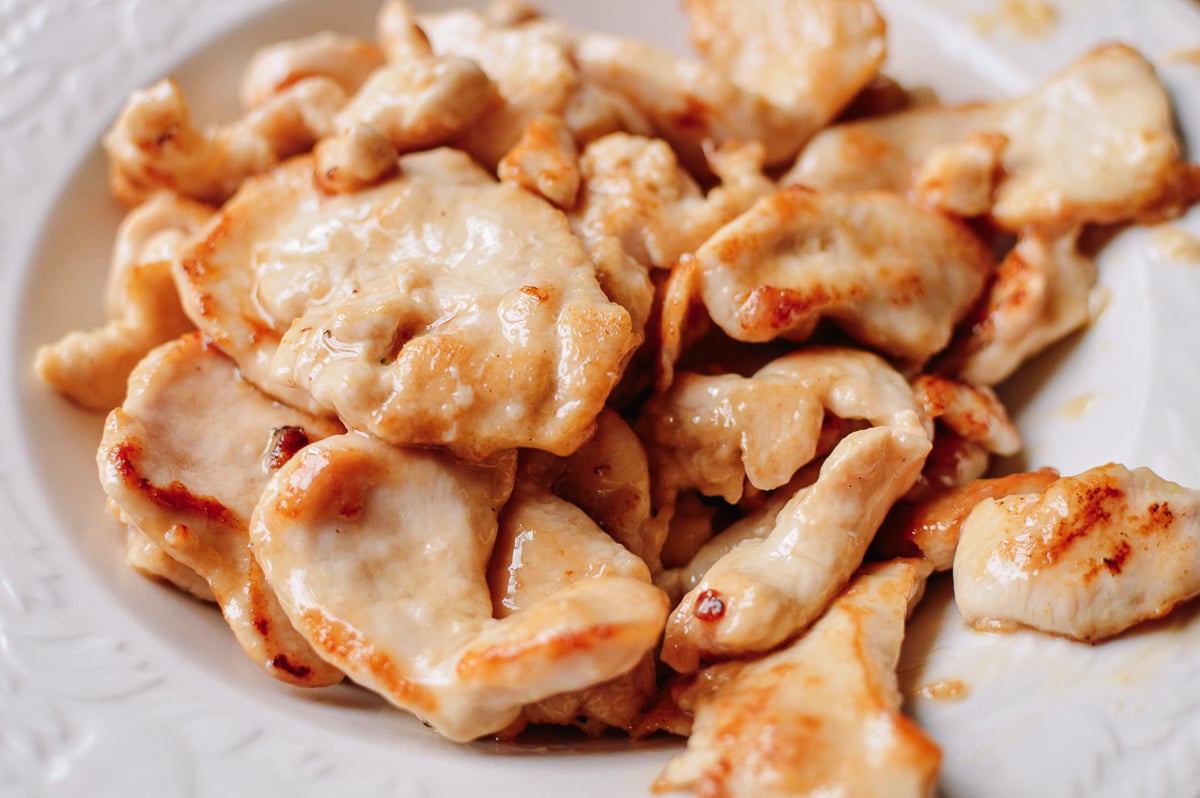 Stir-fried chicken slices set aside, by cwww5.fioekdjsdas.cf