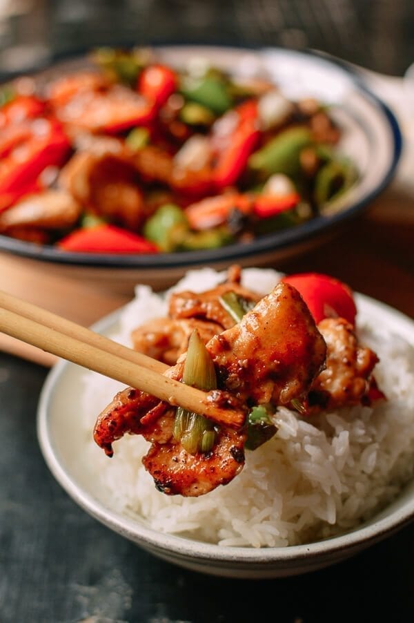Chopsticks picking up a piece of chicken with black bean sauce, cwww5.fioekdjsdas.cf