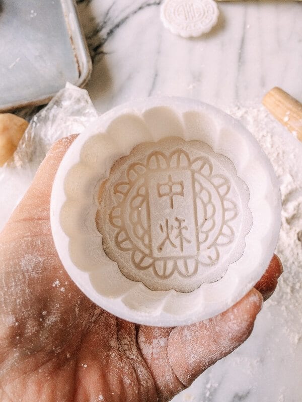 Lotus Mooncakes with Salted Egg Yolks, by cwww5.fioekdjsdas.cf