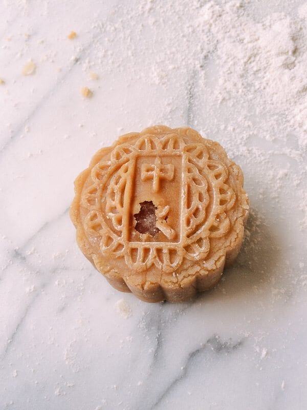 Lotus Mooncakes with Salted Egg Yolks, by cwww5.fioekdjsdas.cf