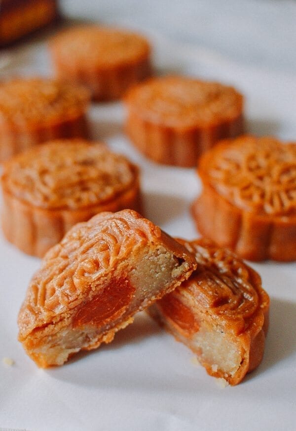 Lotus Mooncakes with Salted Egg Yolks, by cwww5.fioekdjsdas.cf