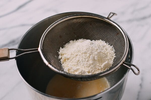 sifting flour for Cantonese Steamed Custard Buns, by cwww5.fioekdjsdas.cf