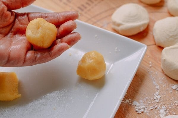 filling balls for Cantonese Steamed Custard Buns (Nai Wong Bao), by cwww5.fioekdjsdas.cf