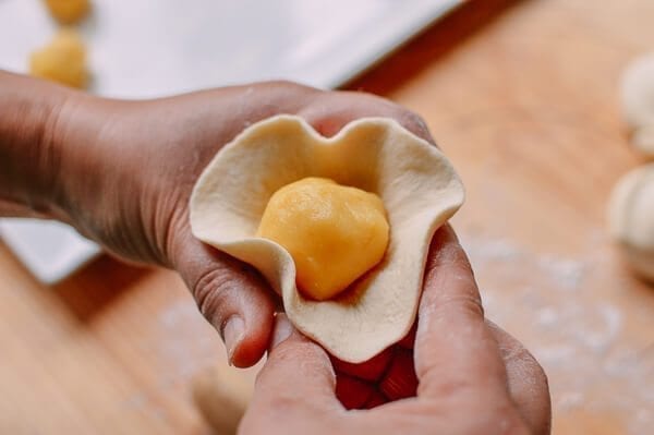 wrapping filling in dough for Cantonese Steamed Custard Buns (Nai Wong Bao), by cwww5.fioekdjsdas.cf