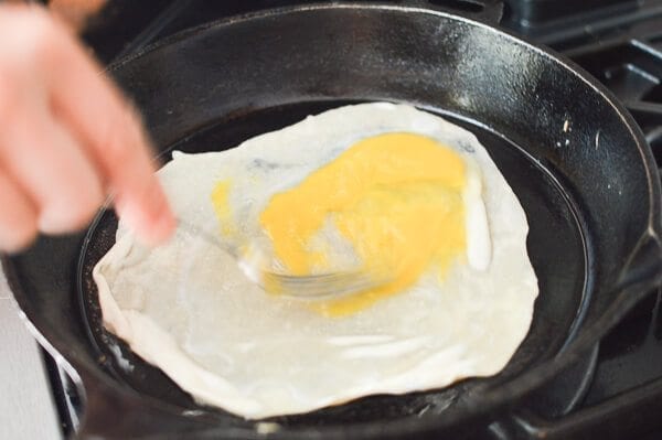 stirring raw egg on thin dough in pan for Jidan Bing, by cwww5.fioekdjsdas.cf