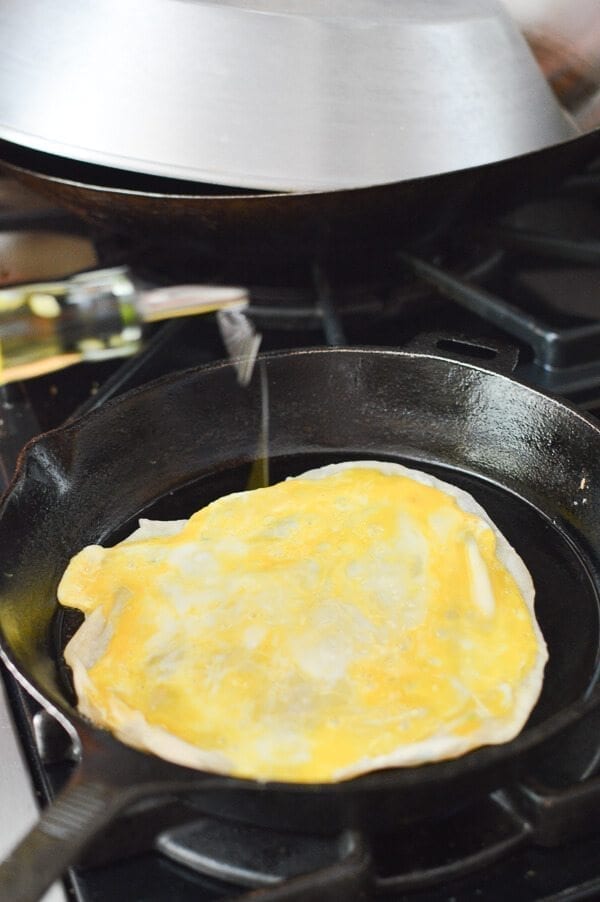 adding oil onto Jidan Bing in pan, by cwww5.fioekdjsdas.cf