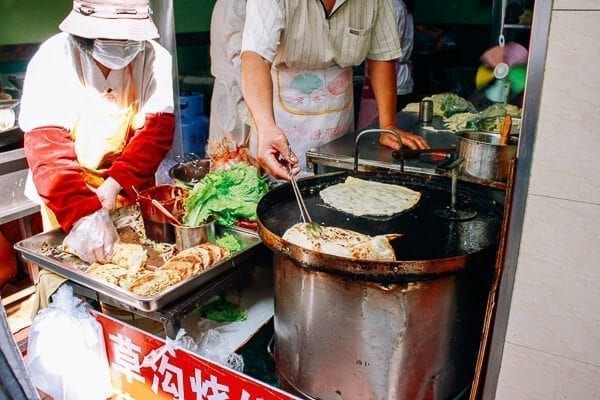 street vendors making Jidan Bing, by cwww5.fioekdjsdas.cf