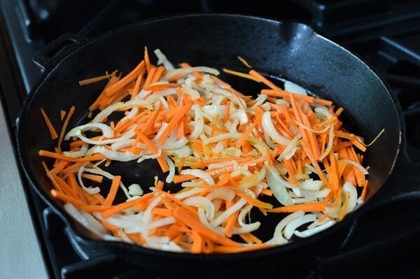 Stir-frying carrot and onion, by cwww5.fioekdjsdas.cf