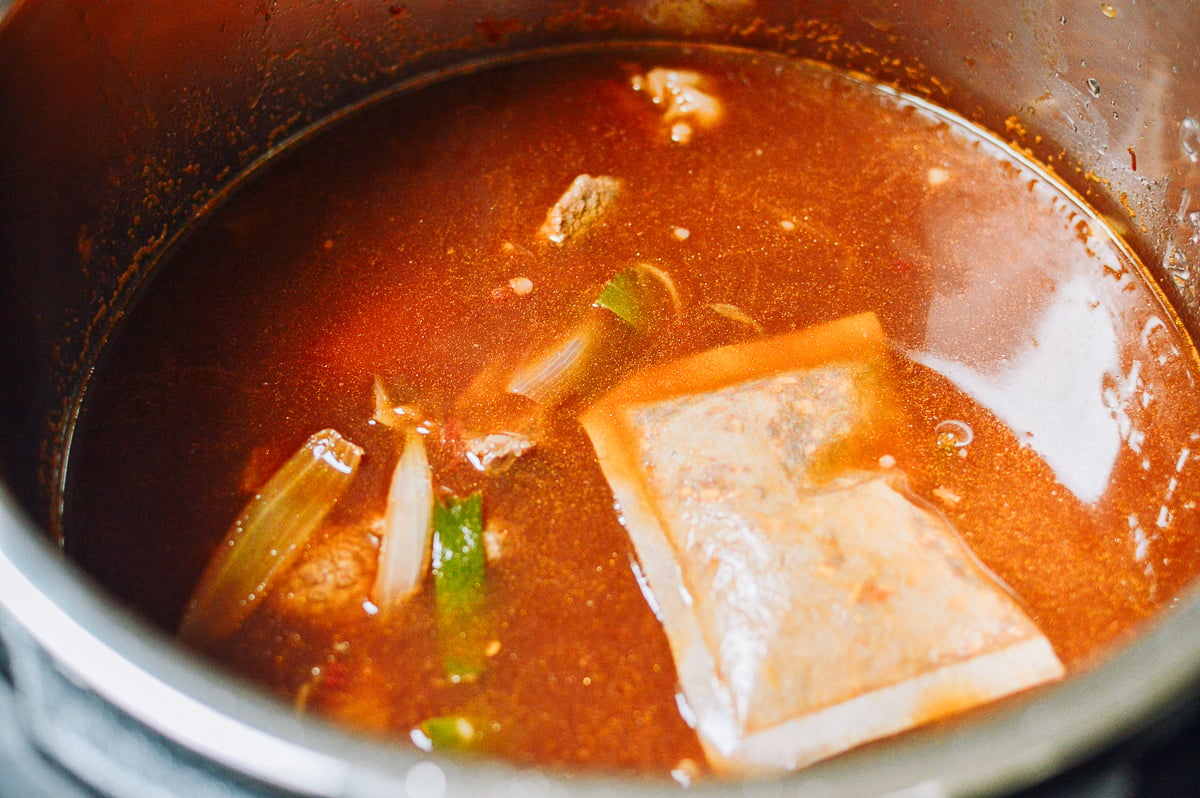 Taiwanese Beef Noodle Soup (Instant Pot), by cwww5.fioekdjsdas.cf