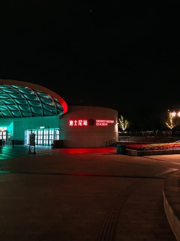 Shanghai Disney metro station by cwww5.fioekdjsdas.cf