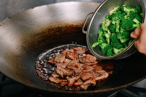 Adding beef and broccoli to wok, cwww5.fioekdjsdas.cf
