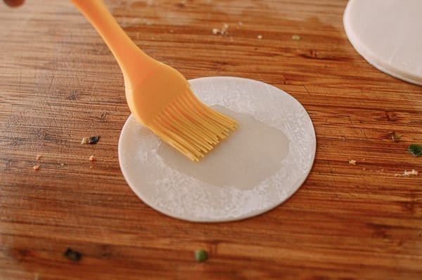 Brushing dumpling wrapper with oil, cwww5.fioekdjsdas.cf