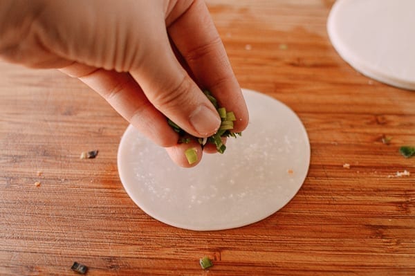 Layering scallions to make scallion pancakes, cwww5.fioekdjsdas.cf