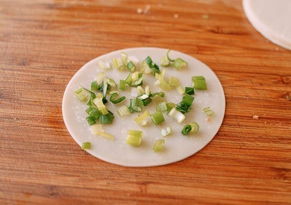 Scallions on dumpling wrapper with oil and salt, cwww5.fioekdjsdas.cf
