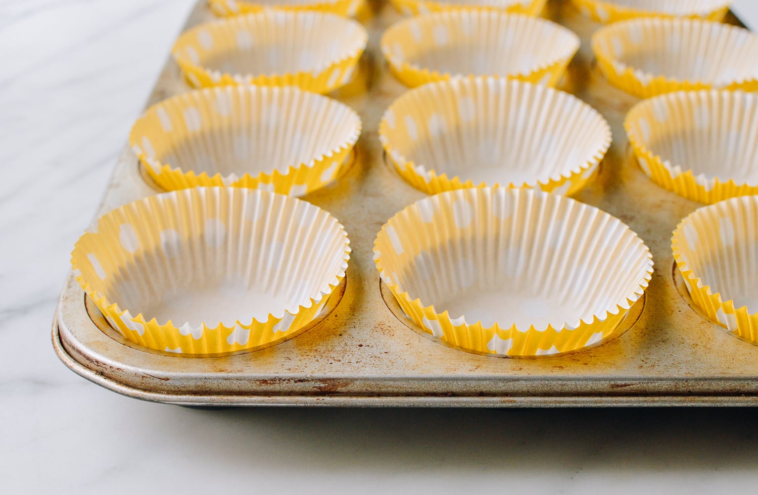 Muffin tin lined with paper cups, cwww5.fioekdjsdas.cf