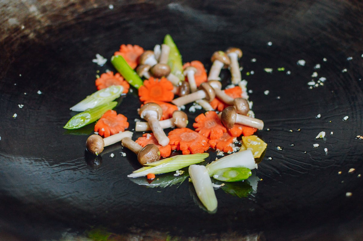 Ginger, garlic, carrot, mushrooms, and scallions in wok, cwww5.fioekdjsdas.cf