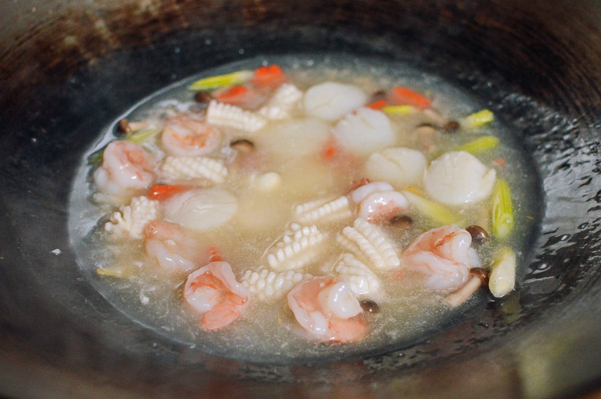 Seafood in white sauce in wok, cwww5.fioekdjsdas.cf
