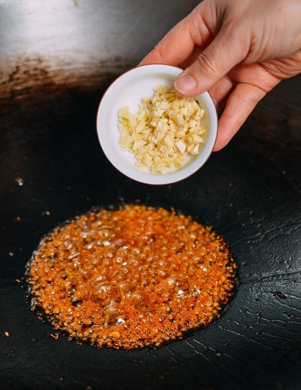 Adding garlic to wok, cwww5.fioekdjsdas.cf