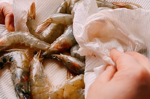 Patting shrimp dry with paper towel, cwww5.fioekdjsdas.cf