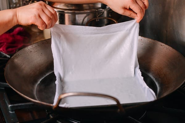 Lifting rice noodle on cloth out of pan, cwww5.fioekdjsdas.cf