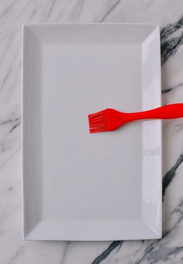 Brushing oil on plate, cwww5.fioekdjsdas.cf