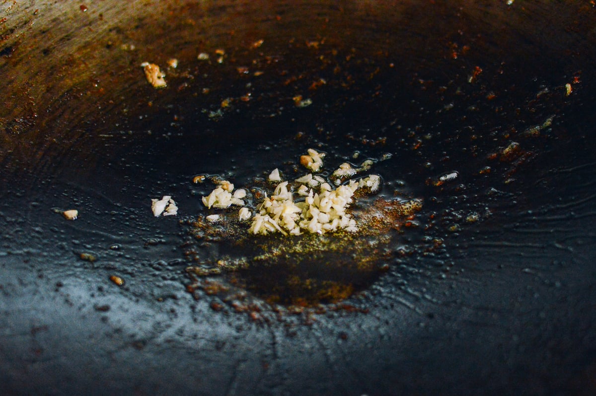 Garlic in oil in wok, cwww5.fioekdjsdas.cf