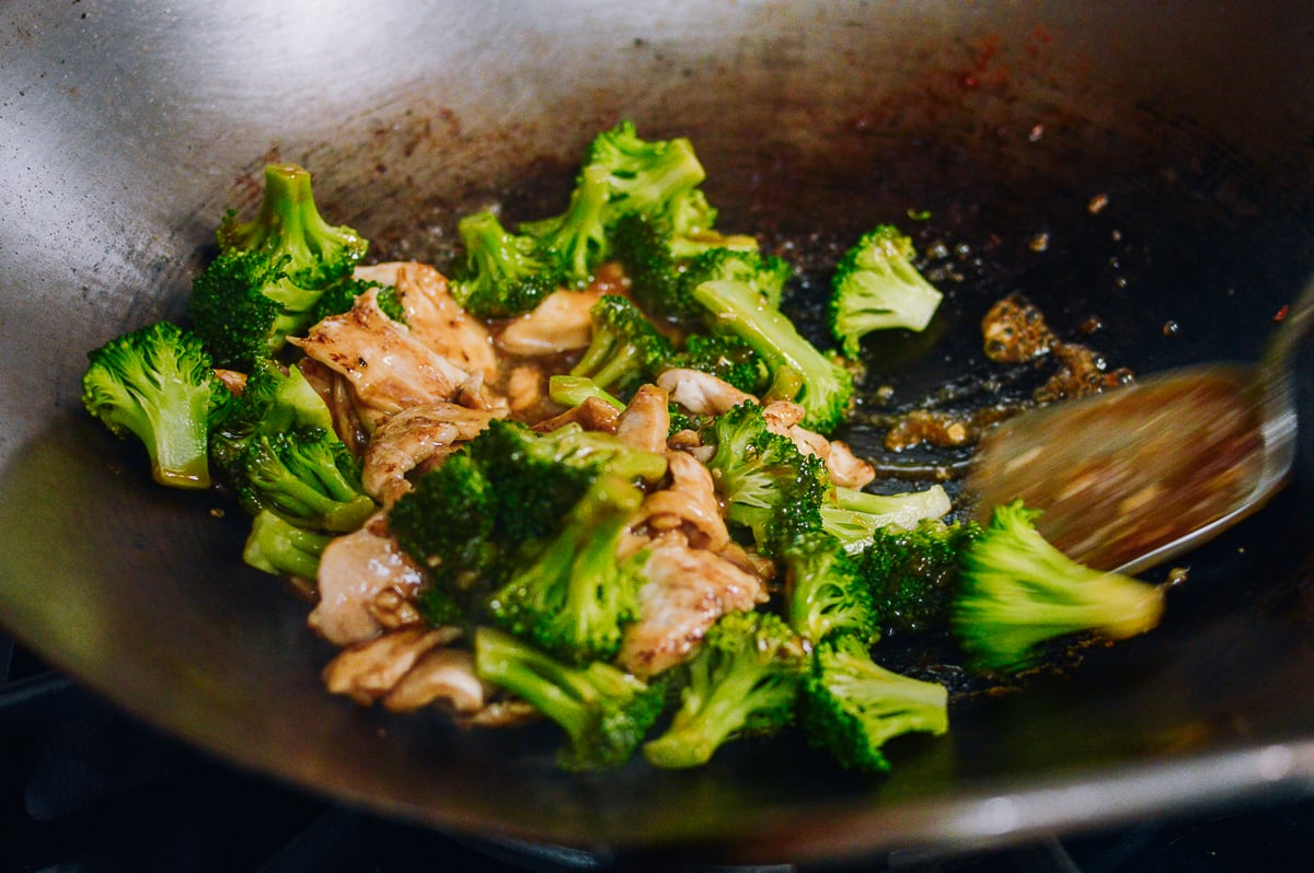 Stir-frying Chinese chicken and broccoli, cwww5.fioekdjsdas.cf